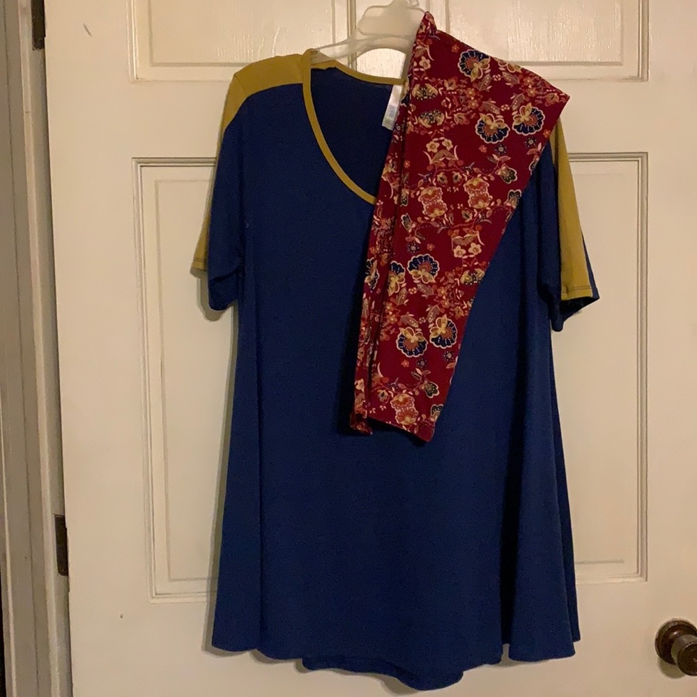 Perfect large shirt and TC leggings